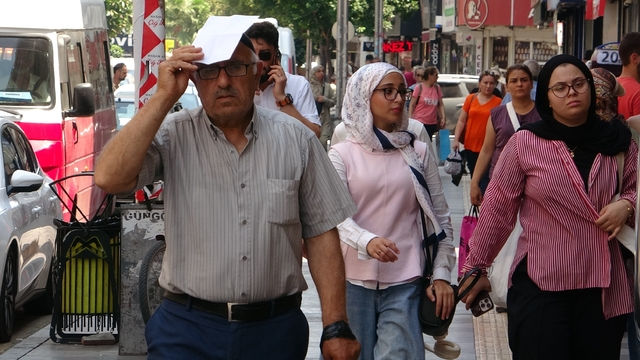 Sıcak ve nem hayatı olumsuz etkiliyor: Uzmanlar bol su tüketilmesini öneriyor
Mersin'de etkisini artıran sıcak hava ve nem nedeniyle vatandaşlar serinlemek için sahilleri, plajları ve gölgelik alanları tercih ederken, uzmanlar uyarıda bulunmaya başladı