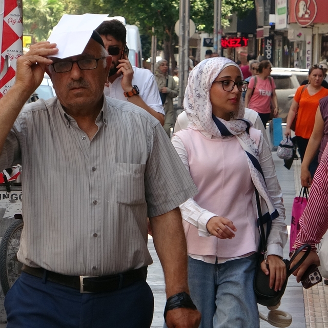 Sıcak ve nem hayatı olumsuz etkiliyor: Uzmanlar bol su tüketilmesini öneriy...