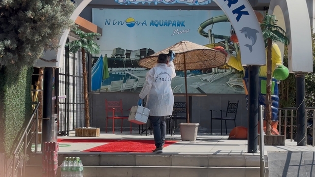 Aquaparkta 10 metrelik kaydıraktan düşen 16 yaşındaki havuz görevlisi ağır yaralandı