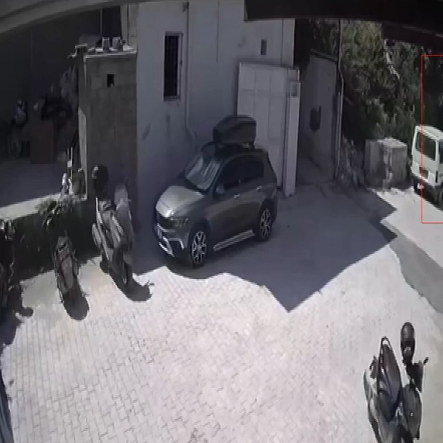 Evin avlusundaki ağaç kamyonetin üzerine devrildi