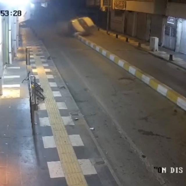 Mardin'de otomobilin takla attığı kaza güvenlik kameralarına yansıdı