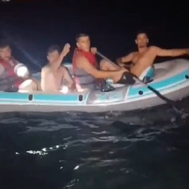 Sapanca Gölü'nde SUP board ve botlarla açılıp mahsur kalan 35 kişi kurtarıl...