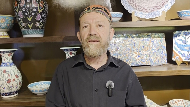 Duayen çini ustası İsmail Yiğit: "Çini, Türk-İslam sanatlarının zirvesine çıkacaktır"
43 yıllık sanat yaşamında yaklaşık 20 bin esere imza atan İsmail Yiğit;
"Bu sanat, Kütahya'dan Türkiye'nin dört bir yanına yayıldı"