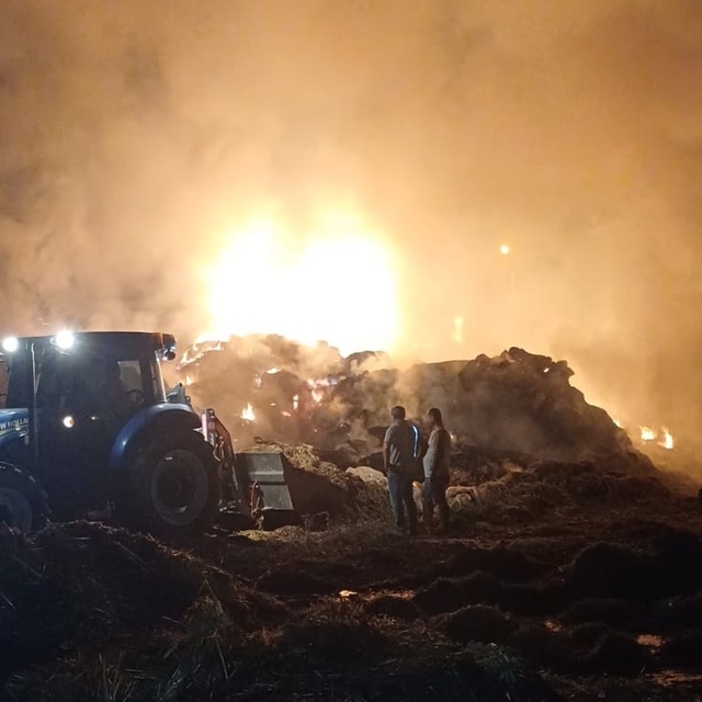 Saman balyaları alev topuna döndü