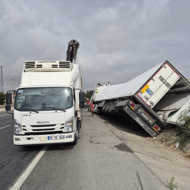 Et yüklü tır şarampole devrildi
Yan yatan tırdaki etler vinç yardımıyla baş...
