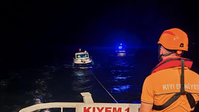 Çanakkale'de sürüklenen tekne kurtarıldı