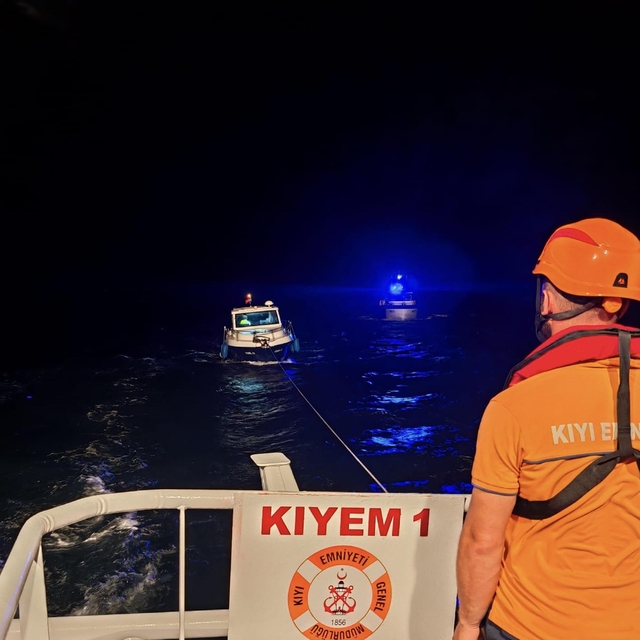 Çanakkale'de sürüklenen tekne kurtarıldı