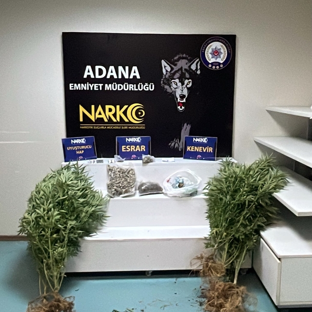 Adana'da narkotik operasyonu: Esrar, sentetik hap ve silah ele geçirildi
