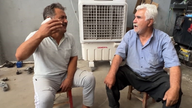 Kahramanmaraş'ta sanayide esnafa iş bıraktıran ses
Aracını tamire getiren vatandaş beklerken türkü söylemeye başladı