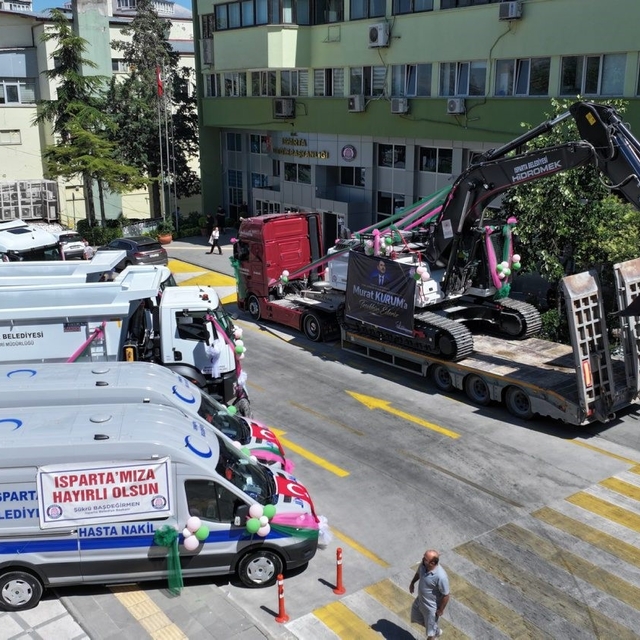 Isparta Belediyesi'nin araç filosuna 6 yeni araç ve iş makinesi kazandırıld...
