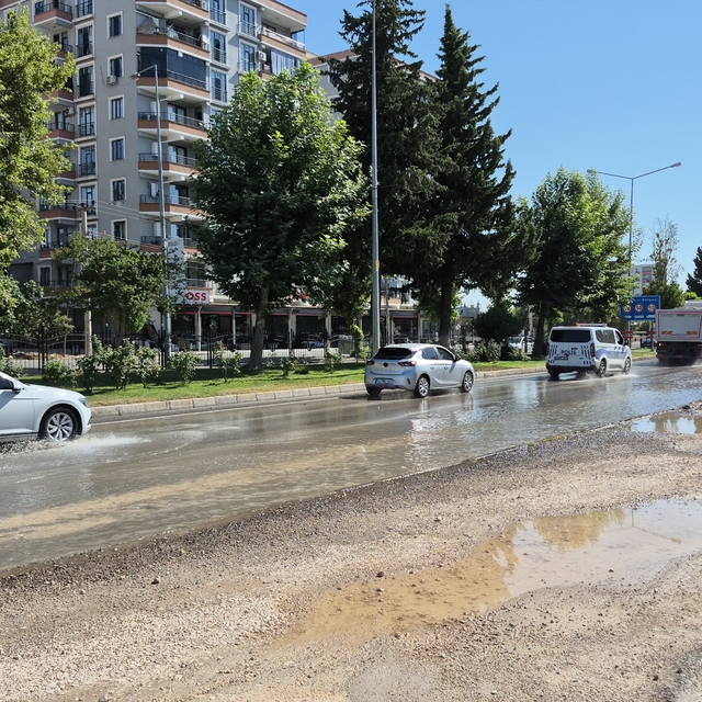 Ana şebeke borusu patladı, yol göle döndü