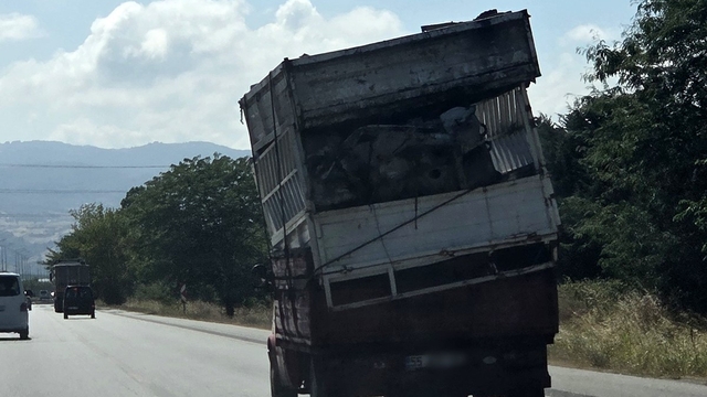 Hurda kasaları eğik şekilde taşıyan kamyonet tehlike oluşturdu