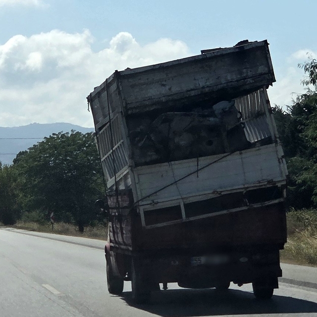 Hurda kasaları eğik şekilde taşıyan kamyonet tehlike oluşturdu