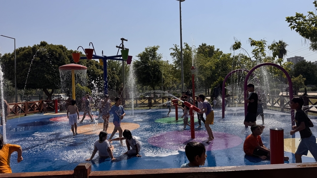 Kavurucu sıcakta çocuklar su oyun parkına akın etti
"Bu Adana sıcağında iyi geliyor"
