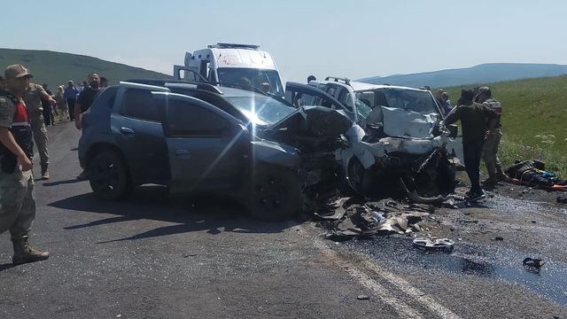 Ardahan'da 3 araç zincirleme kazaya karıştı; 3 ölü, 4 yaralı
