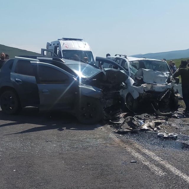 Ardahan'da 3 araç zincirleme kazaya karıştı; 3 ölü, 4 yaralı