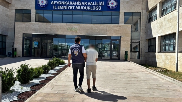 Dolandırıcılık suçundan aranan şahsı polis yakaladı