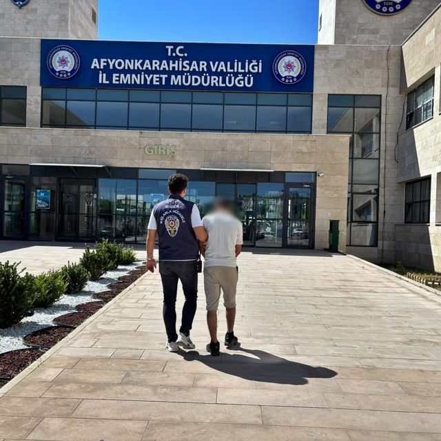 Dolandırıcılık suçundan aranan şahsı polis yakaladı