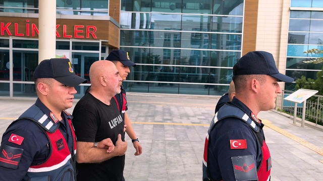 Uyuşturucu operasyonunda gözaltına alınan yönetmen Ezel Akay ile kardeşi adliyeye sevk edildi