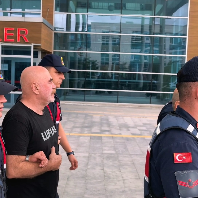 Uyuşturucu operasyonunda gözaltına alınan yönetmen Ezel Akay ile kardeşi ad...