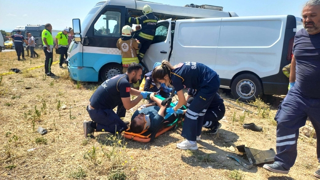 Manisa'da iki minibüs çarpıştı; ölü ve yaralılar var