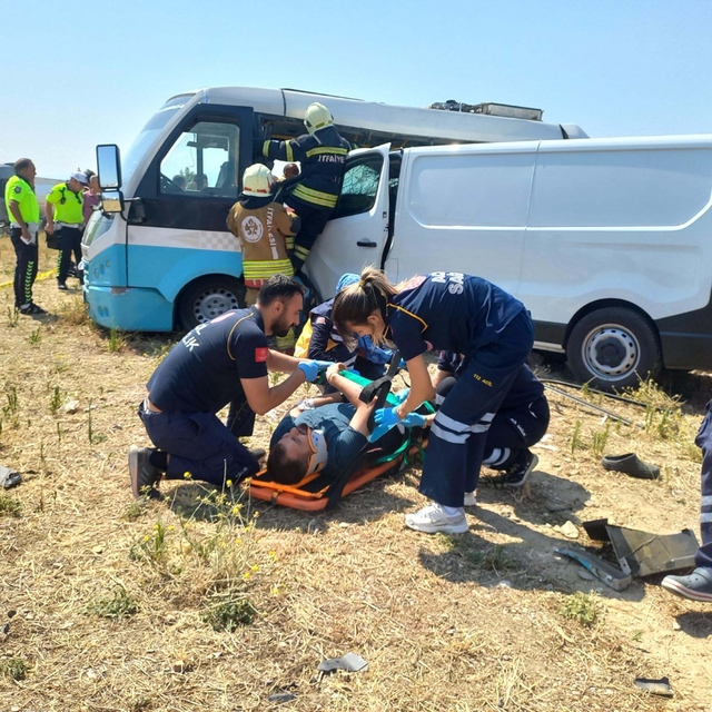 Manisa'da iki minibüs çarpıştı; ölü ve yaralılar var