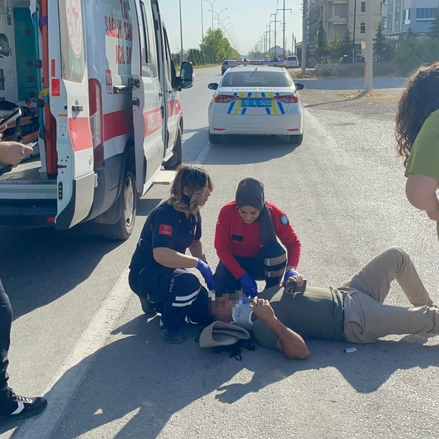 Karaman'da hafif ticari araçla çarpışan motosikletin sürücüsü yaralandı