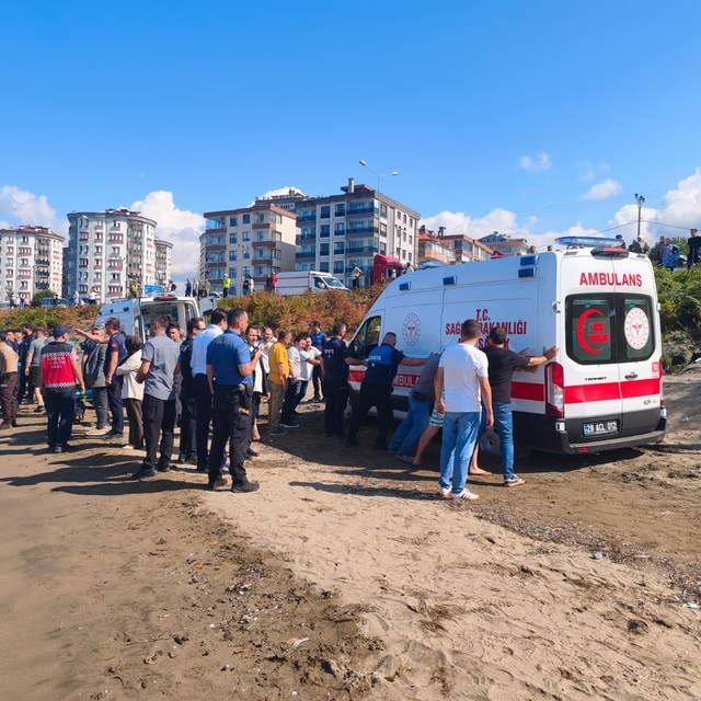 Denizde boğulma tehlikesi geçirenleri kurtarmak isteyen 2 kişi hayatını kay...