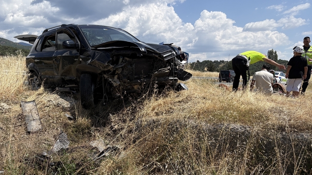 Kastamonu'da cip refüje çarptı: 5 yaralı