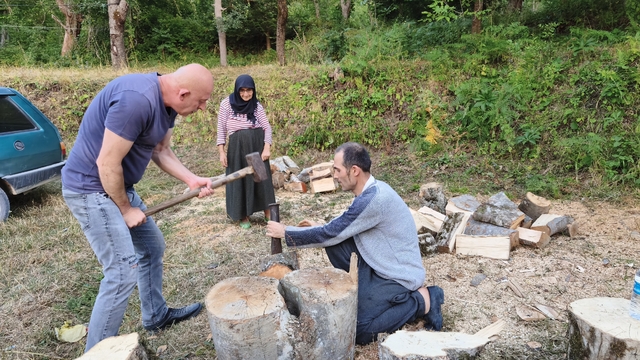Sinop'un köylerinde kış hazırlığı erken başladı
Dev kütükler geleneksel yöntemlerle yarılıyor