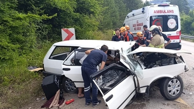 Kontrolden çıkan tırın dorsesi faciaya neden oldu: 1 ölü 2 yaralı
Hurdaya dönen otomobildeki yaralı kadın yaşamını yitirdi