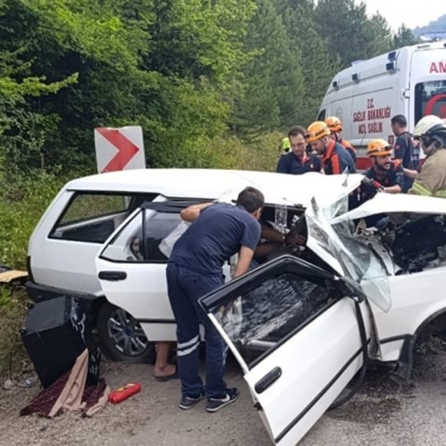 Kontrolden çıkan tırın dorsesi faciaya neden oldu: 1 ölü 2 yaralı
Hurdaya d...