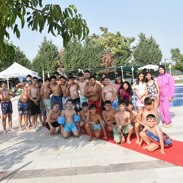 Yaz sıcağında çocuklara havuz sürprizi
