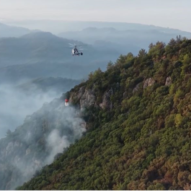 Fethiye'de ekiplerin orman yangını ile ilgili mücadelesi sürüyor
Hava araçl...