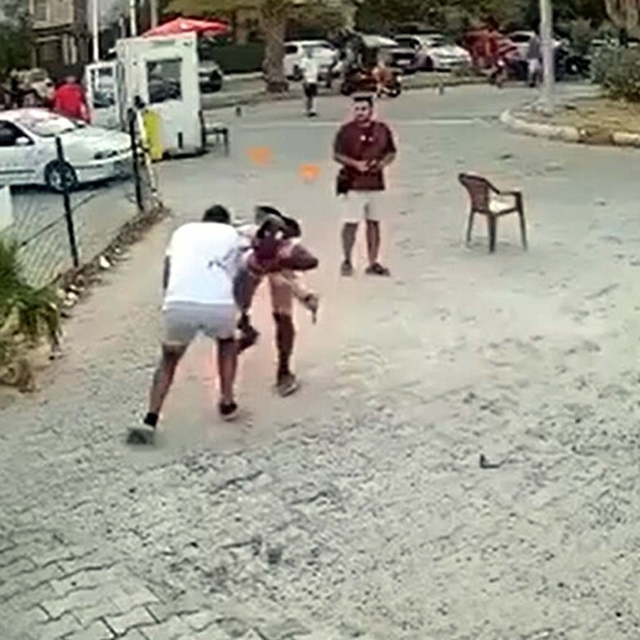 Sokakta çıkan tartışmada birbirini bıçakladılar; o anlar kamerada
