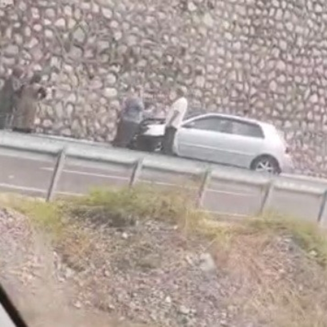 Zonguldak'ta bariyere çarpan otomobildeki yolcu yaralandı