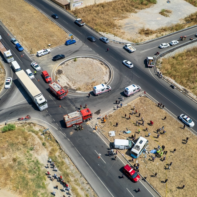Manisa'da feci kaza 1 ölü 11 yaralı