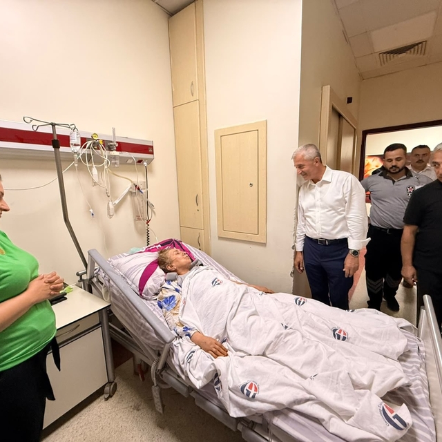 Tahmazoğlu'ndan hastalara moral, sağlık çalışanlarına destek ziyareti