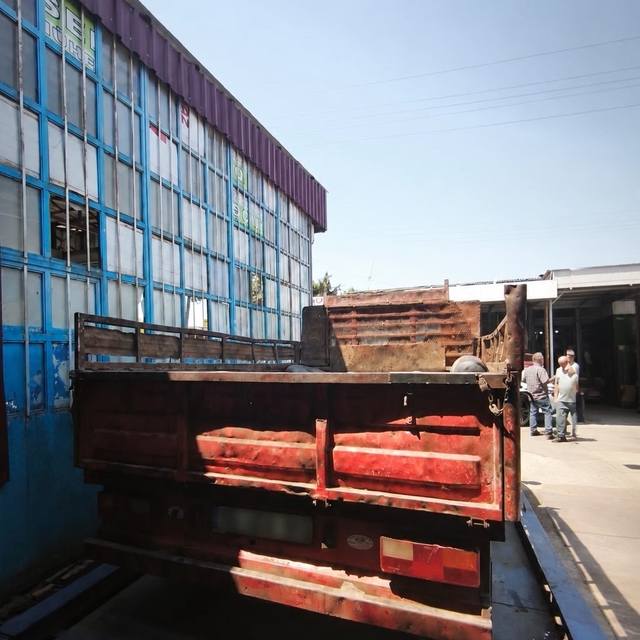 Hurda kasaları eğik şekilde taşıyan kamyonete ceza
