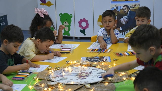 Kuşadası'nda minikler yaz tatilinde sanatla gelişiyor