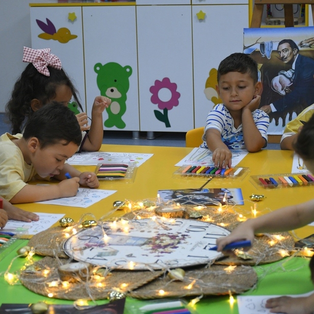Kuşadası'nda minikler yaz tatilinde sanatla gelişiyor