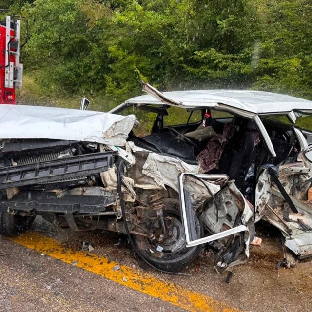 TIR ile otomobil çarpıştı: 1 ölü, 2 ağır yaralı