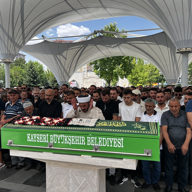 Düğün konvoyunda bariyerlere çarpan otomobilde ölen anne, toprağa verildi