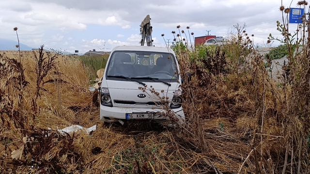 Lastiği patlayan kamyonet, tarlaya uçtu; 1 yaralı