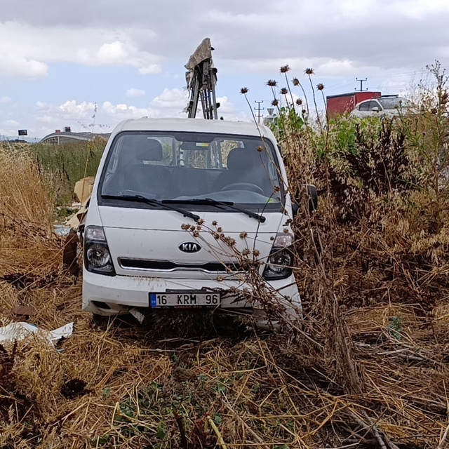 Lastiği patlayan kamyonet, tarlaya uçtu; 1 yaralı