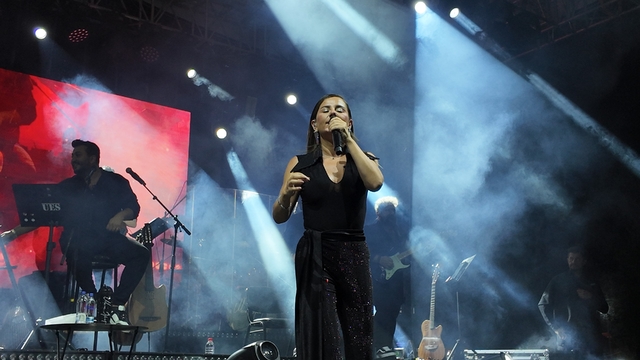Gediz Tarhana Festivalinde Merve Özbey hem şarkılarıyla hem de cömertliği ile gönülleri fethetti
