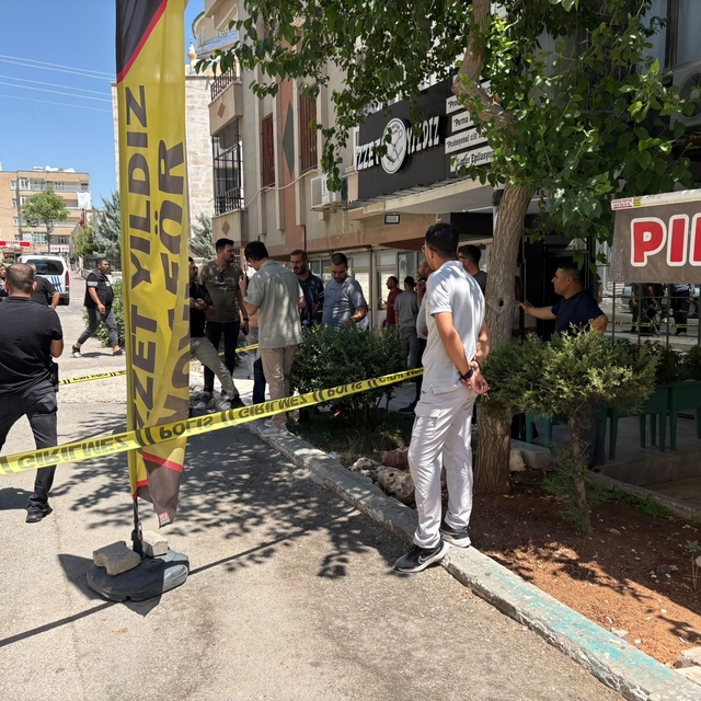 Ablası ile tartışan eniştesinin berber dükkanını tüfekle bastı: 4 yaralı
Eş...