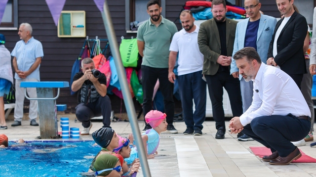 Başkan Vekili Biba'dan minik yüzücülere ziyaret