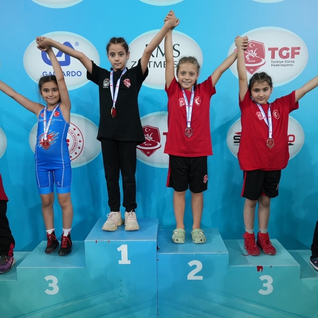 Tokatlı minik güreşçiler, Türkiye Şampiyonası'ndan 5 madalyayla döndü