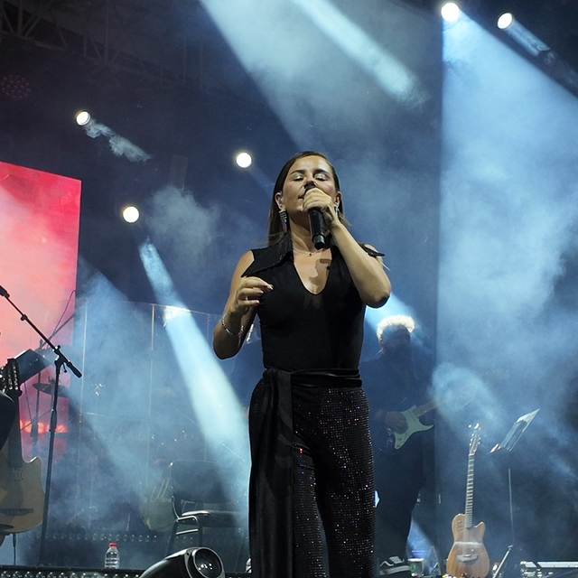 Gediz Tarhana Festivalinde Merve Özbey hem şarkılarıyla hem de cömertliği i...